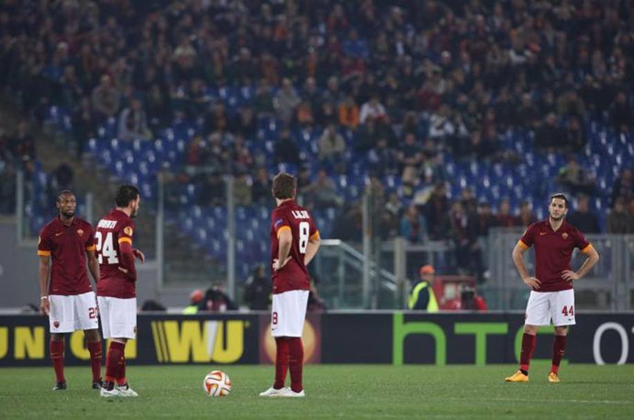 Lo scoramento dei giocatori della Roma alla ripresa del gioco da centrocampo. Ansa